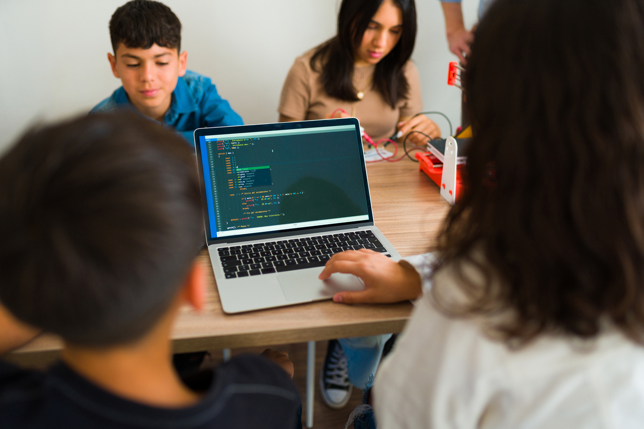 Empleo para docentes en Funes: Se requieren expertos en programación y nuevas tecnologías